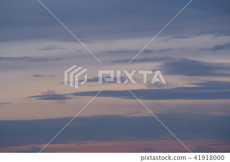 The background of clouds clinging in the evening sky b 41918000