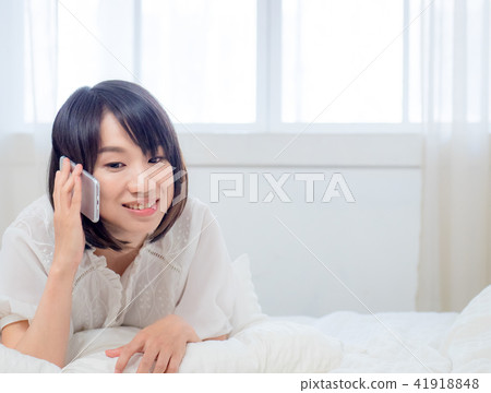 床上講手機 41918848