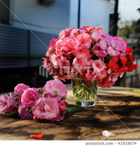 vase of flower, pink geranium bouquet 41919074