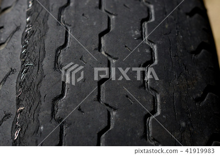 Deteriorated tire 41919983
