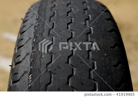 Deteriorated tire Deteriorated tire 41919985
