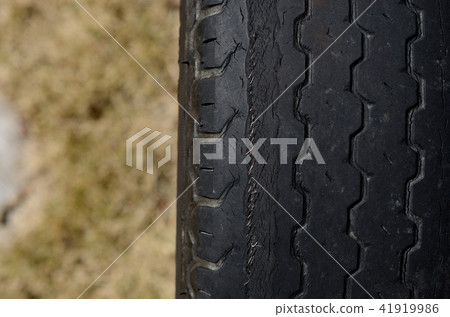 Deteriorated tire Deteriorated tire 41919986