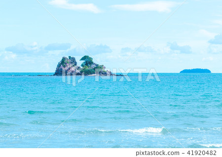 Islands are in the middle of the sea,sky and sea Islands are in the middle of the sea,sky and sea 41920482