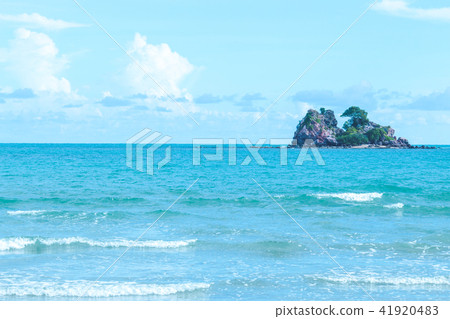 Islands are in the middle of the sea,sky and sea Islands are in the middle of the sea,sky and sea 41920483