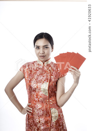 Chinese woman dress hold envelope Chinese woman dress hold envelope 41920633