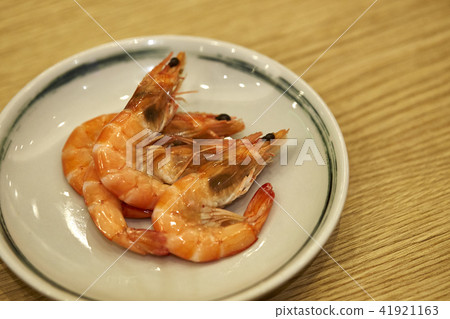 Cooked Whole Shrimps served in a dish 41921163