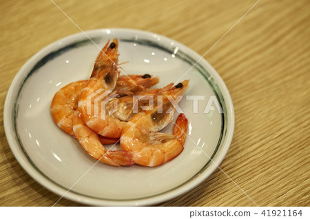 Cooked Whole Shrimps served in a dish 41921164