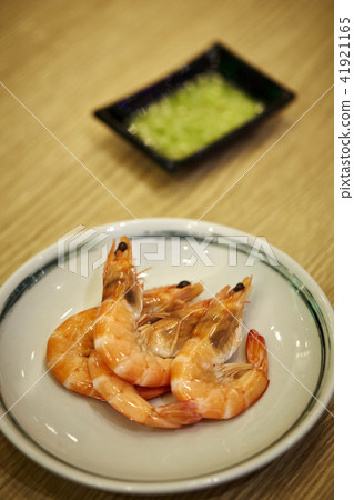 Cooked Whole Shrimps served in a dish 41921165