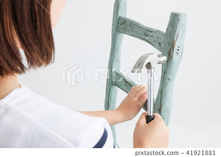 A girl who cures a chair with DIY 41921881