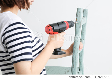 A girl who cures a chair with DIY A girl who cures a chair with DIY 41921882