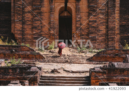 A little monk in Pahtodawgyi pagoda, Myanmar 41922093