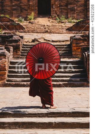 A little monk in Pahtodawgyi pagoda, Myanmar A little monk in Pahtodawgyi pagoda, Myanmar 41922108