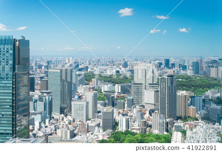 View of Tokyo landscape · blue sky and green · toward the Imperial Palace 41922891