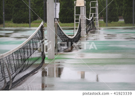 Tennis court wet in the rain 41923339