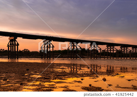 Shooting flow bridge of Shimotsuya in Yahata City, Kyoto Prefecture 41925442