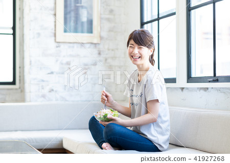 年輕女子（沙拉） 41927268