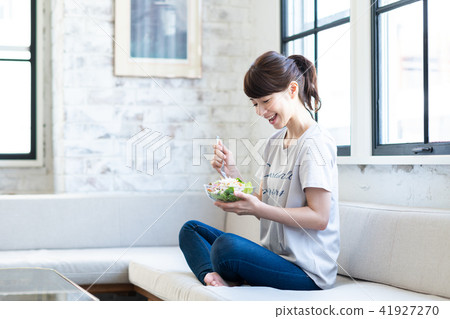 年輕女子（沙拉） 41927270