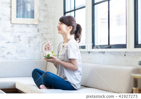 Young woman (salad) Young woman (salad) 41927273