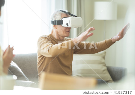 Senior male VR Senior male VR 41927317