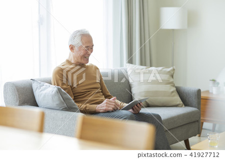 Senior male tablet PC 41927712