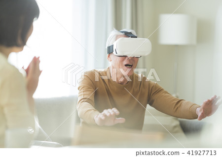 Senior male VR 41927713