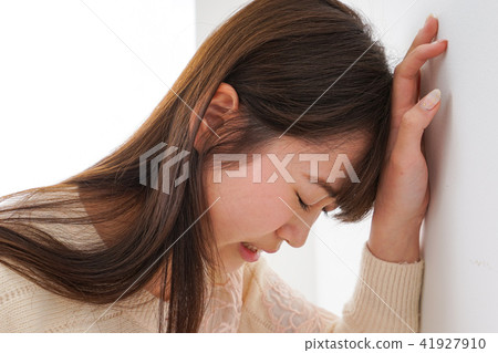 Sick woman 41927910
