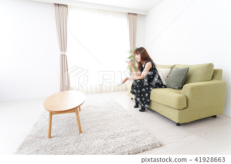 在家看電視的婦女 41928663