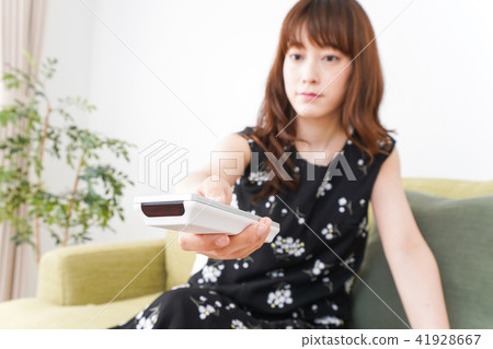 在家看電視的婦女 在家看電視的婦女 41928667