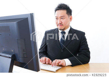 做書桌工作的企業人 做書桌工作的企業人 41929223