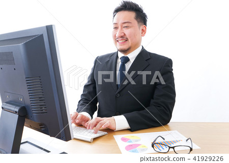 做書桌工作的企業人 做書桌工作的企業人 41929226