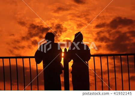 What are the lovers of yukata being talking about at the sunset at Nishiizu Beanfooter Travelers? What are the lovers of yukata being talking about at the sunset at Nishiizu Beanfooter Travelers? 41932145