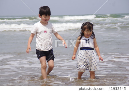 弟弟妹妹在海裡玩 41932345