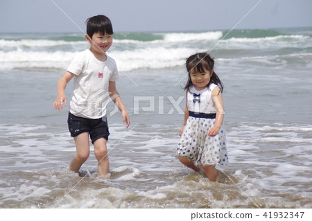 弟弟妹妹在海裡玩 弟弟妹妹在海裡玩 41932347