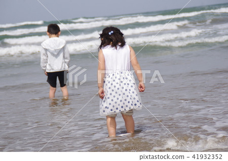 Brother sister playing in the sea Brother sister playing in the sea 41932352