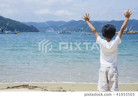 Sea boy view 41933503