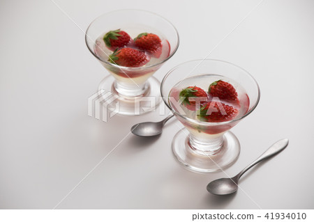 White wine and strawberry jelly 41934010