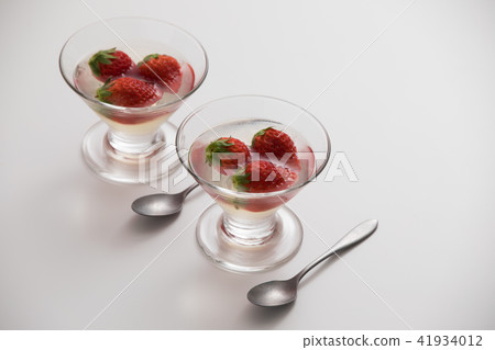 White wine and strawberry jelly White wine and strawberry jelly 41934012