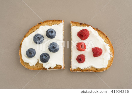 Sandwich cut in half 41934226