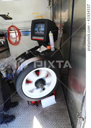 輪胎更換鋁輪轂汽車維修街道電路夏季輪胎輪胎拆裝機 輪胎更換鋁輪轂汽車維修街道電路夏季輪胎輪胎拆裝機 41934537
