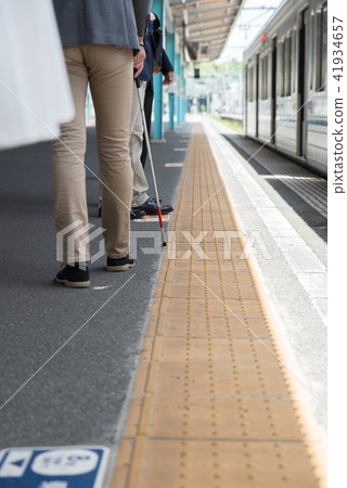 Male photography cooperation using white cane "Keio Electric Railway Co., Ltd." 41934657