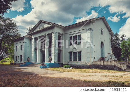Old 19th century manor in Slonim, Belarus. Old 19th century manor in Slonim, Belarus. 41935451
