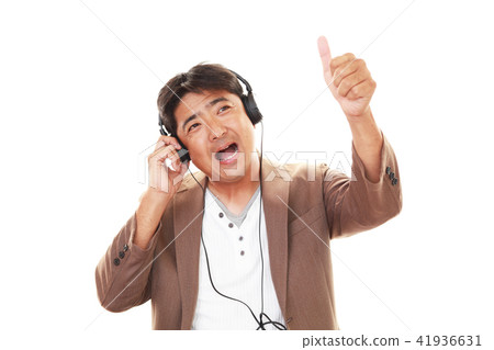 微笑的男性聽音樂 41936631