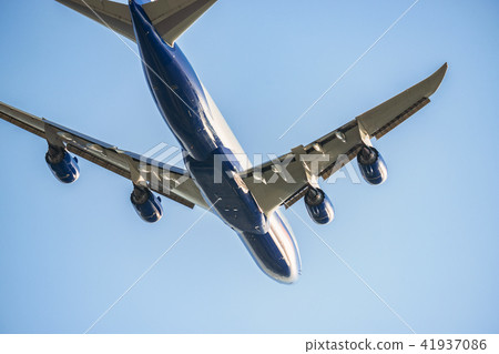 在藍天滑行的巨型機器 在藍天滑行的巨型機器 41937086