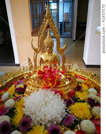 procedure of Buddhist praying from Buddha statue 41937570