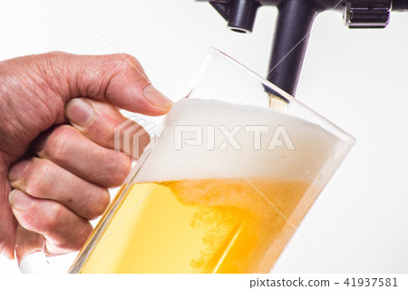 生啤酒從通過服務器倒出 41937581