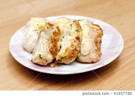 Grilled chicken with cheese 41937786