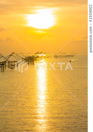 sunshine at fishing trap at Pak Pra in Talay Noi sunshine at fishing trap at Pak Pra in Talay Noi 41939001