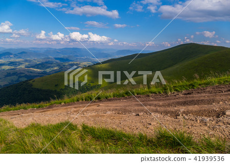A steep dodgy dusty road leading to the descent fr 41939536