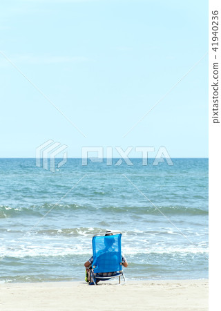 caucasian man relaxing on the beach 41940236