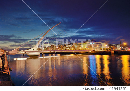 Samuel Beckett Bridge and the river Liffey 41941261